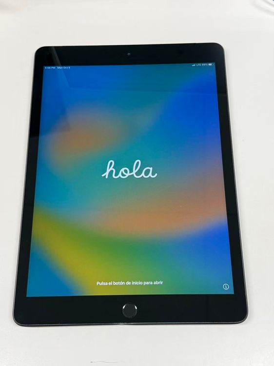 ����82�� Apple iPad ��8���� SIM�ե꡼ 32GB ���ڡ������쥤