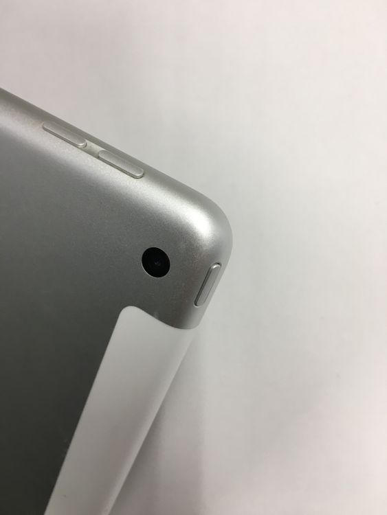 �վ����� ����96��(������134���SIM�ե꡼ iPad ��7���� 32GB ����С�