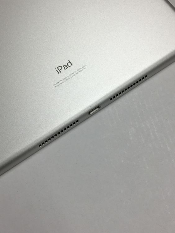 �ڥ�Х���BOX��Ķ���� ����100�� Apple iPad ��8���� Wi-Fi 32GB