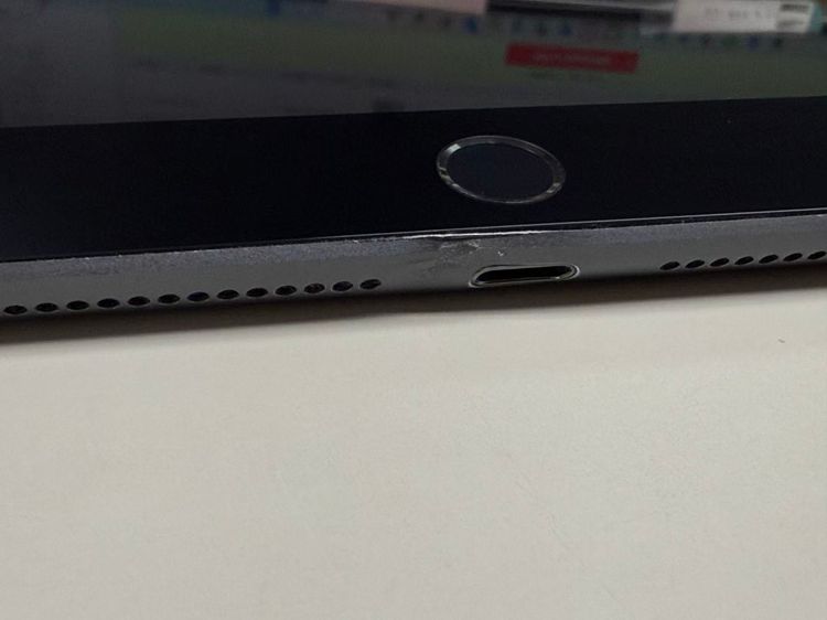 ����82�� Apple iPad ��8���� SIM�ե꡼ 32GB ���ڡ������쥤