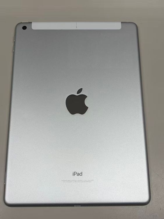 ����9��% SIM�ե꡼iPad (��5����) 32GB ����С�