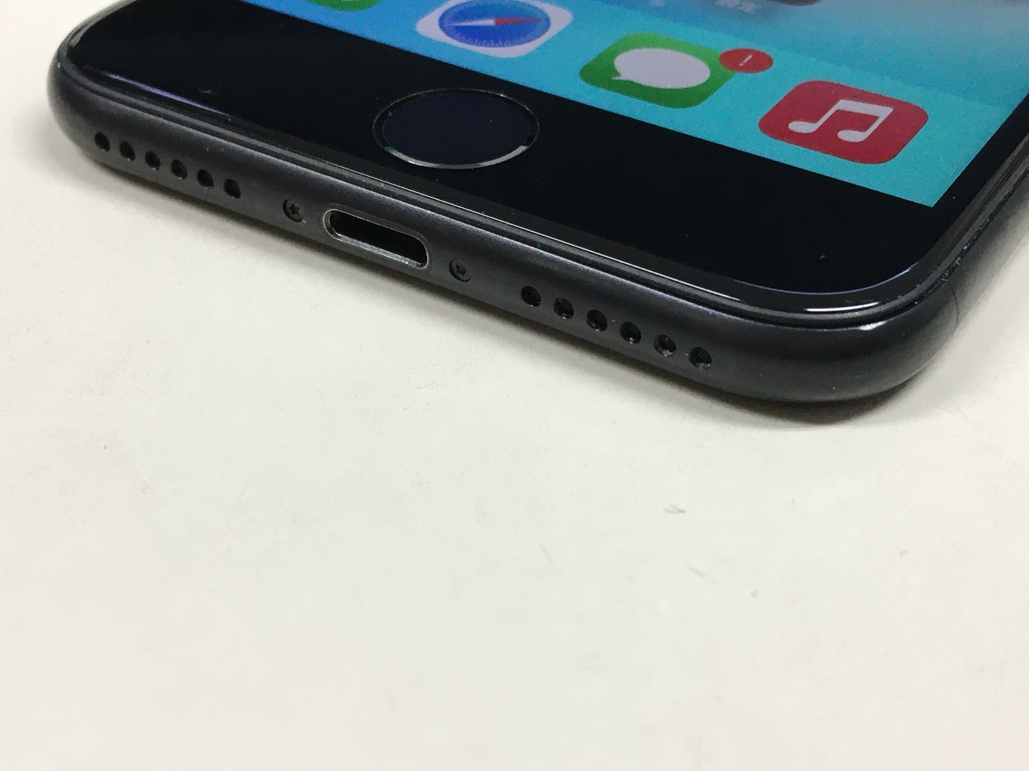 ムスビー｜【モバイルBOX】極美品 電池100% SIMフリーau iPhone SE(第2