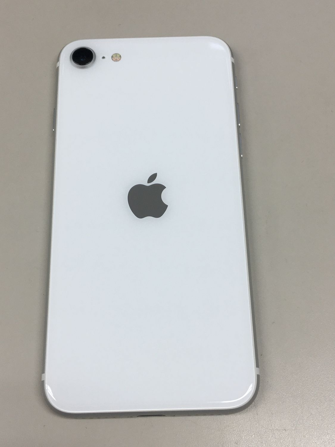 ムスビー｜【モバイルBOX】極美品 電池85% SIMフリー iPhone SE(第2