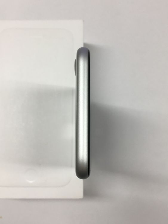 ����Ʊ�͡�����91��  SIM�ե꡼ iPhone SE ��2���� 64GB �ۥ磻��