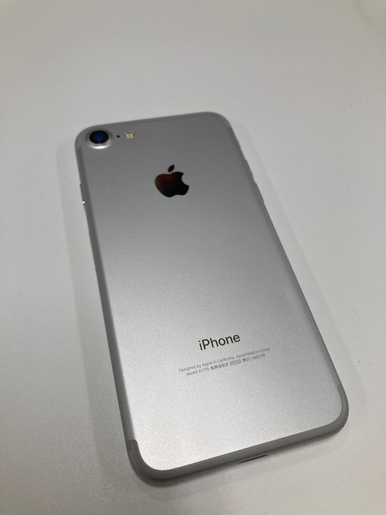 �ڥ�Х���BOX������83% SIM�ե꡼ iPhone7 32GB ����С�