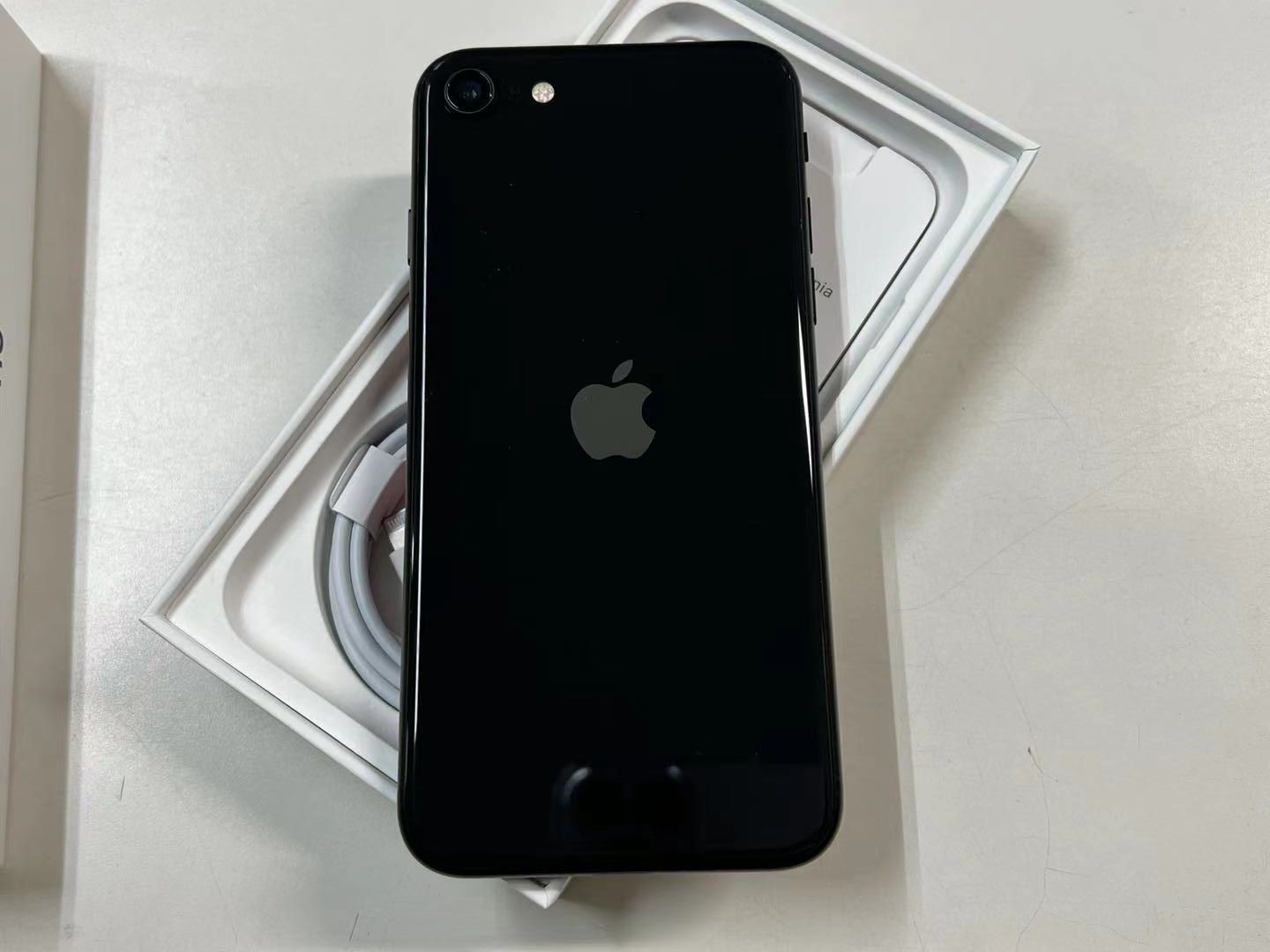 ムスビー｜「未使用品」SIMフリー iPhone SE 第2世代 64GB ブラック  