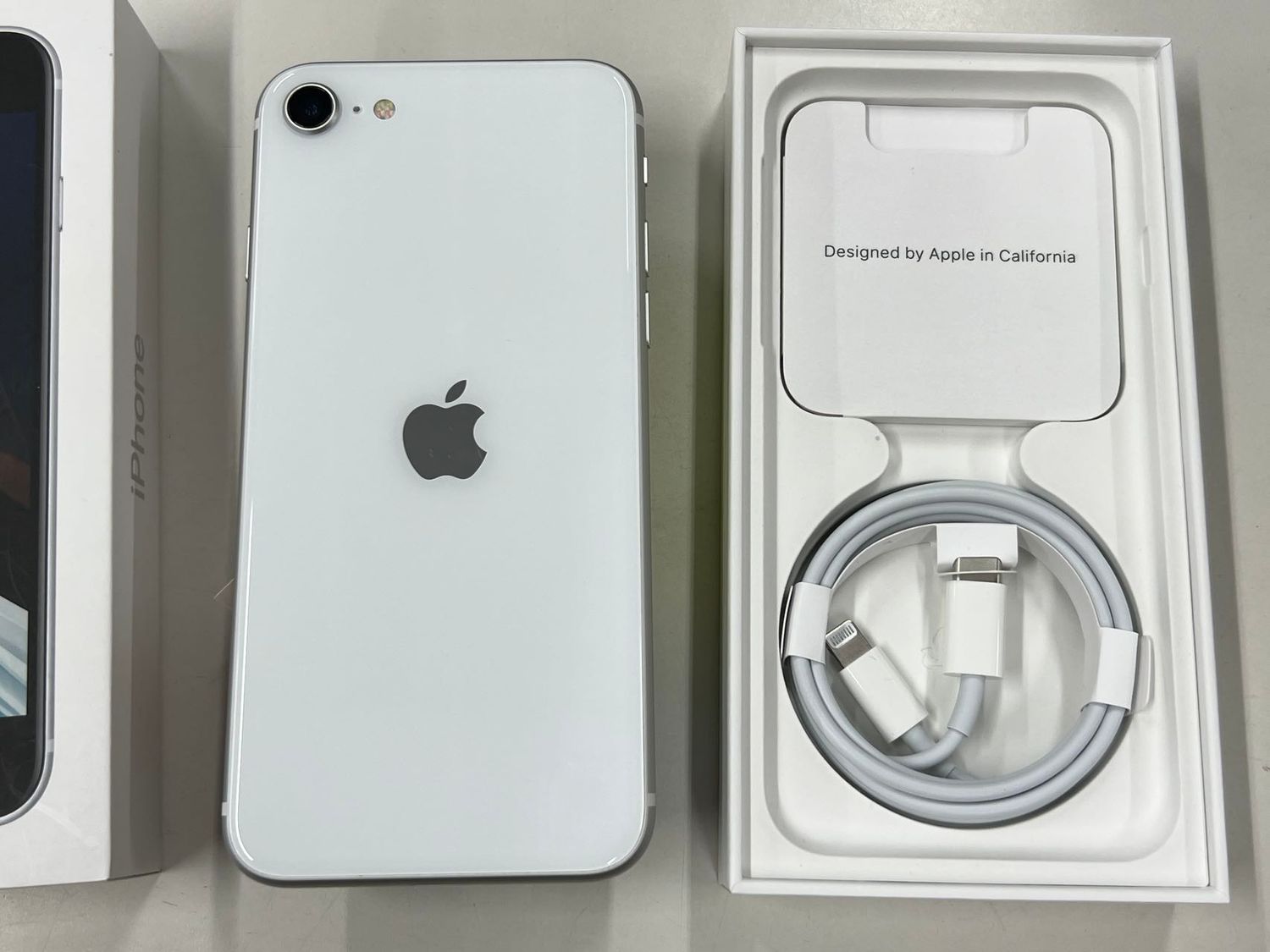 iPhoneSE2 ホワイト 64GB au SIMロック解除済 ほぼ新品（導通確認の 
