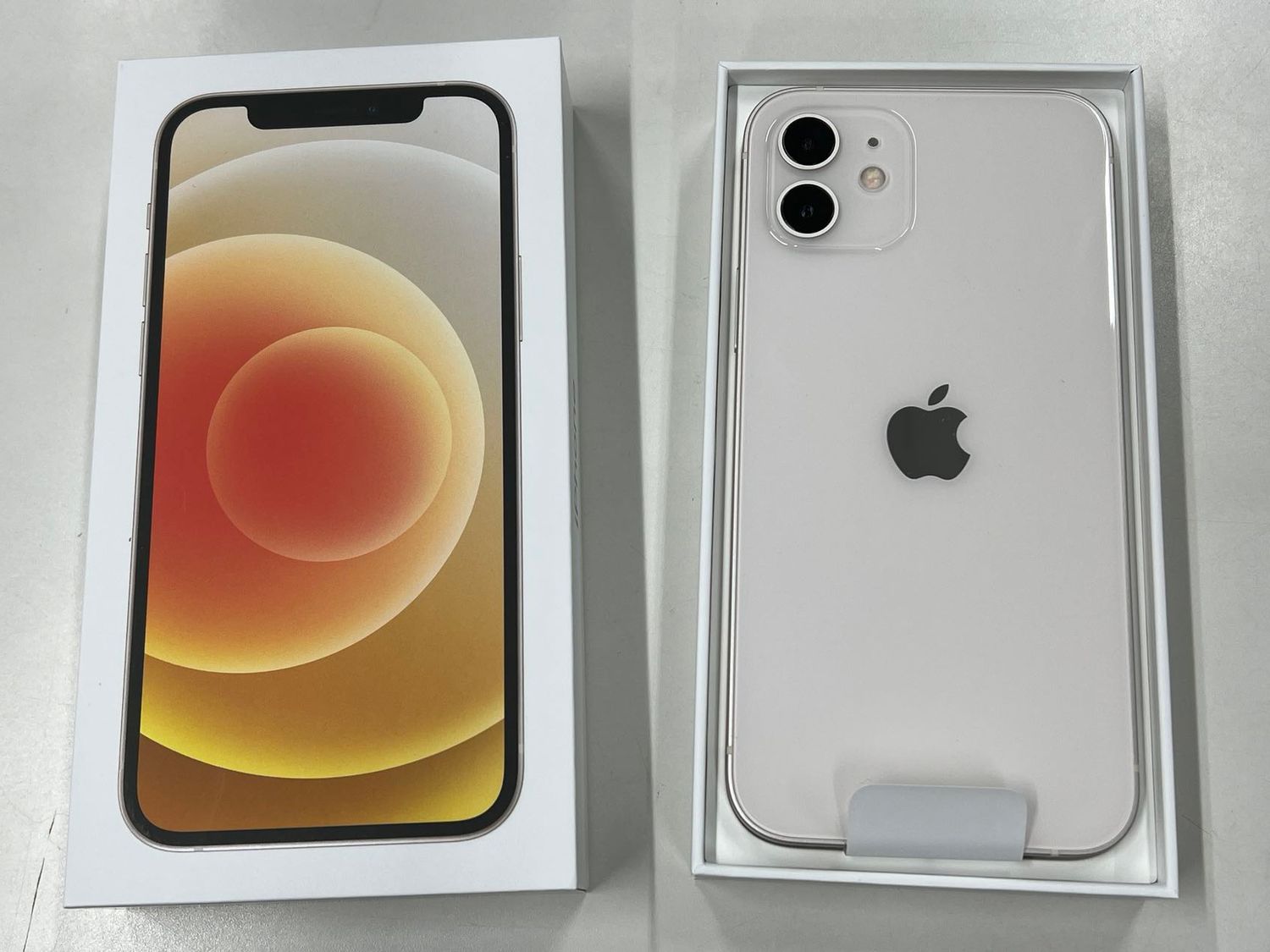 ムスビー｜未使用品 Softbank回線利用 iPhone 12 64GB ホワイト 