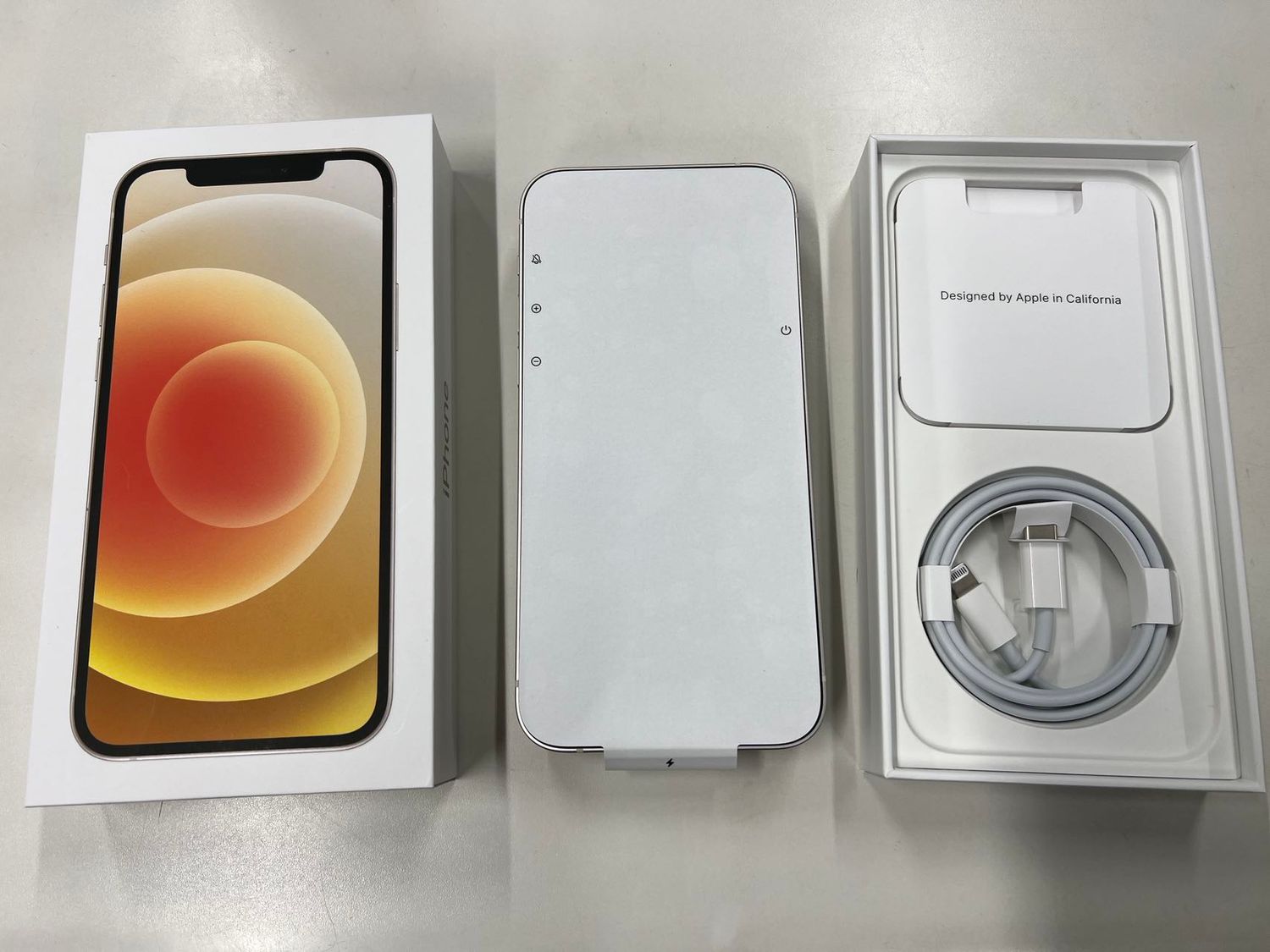 ムスビー｜未使用品 Softbank回線利用 iPhone 12 64GB ホワイト 