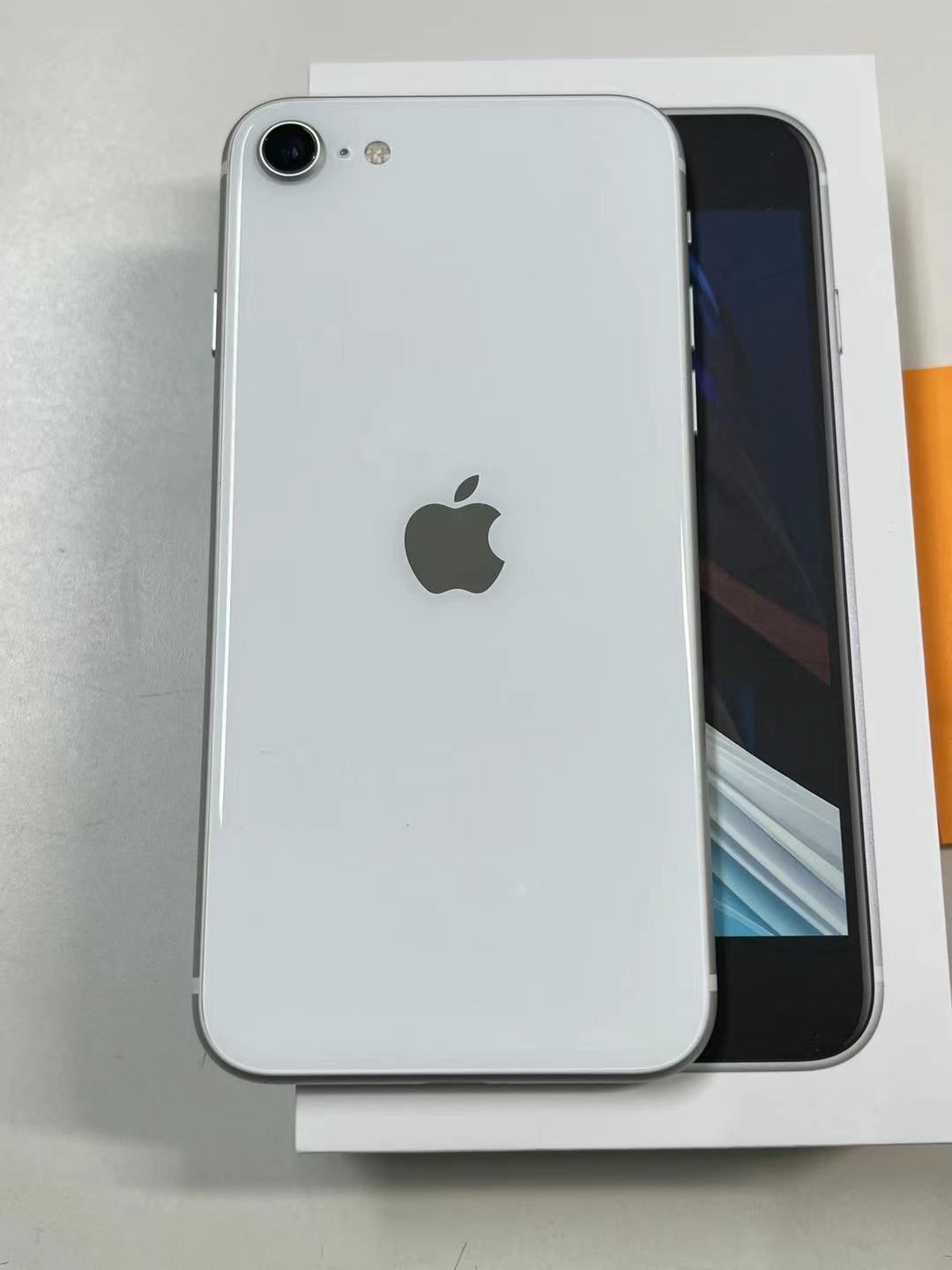 ムスビー｜SIMフリー iPhoneSE 第2世代 128GB MHGU3J/A シルバー送料 