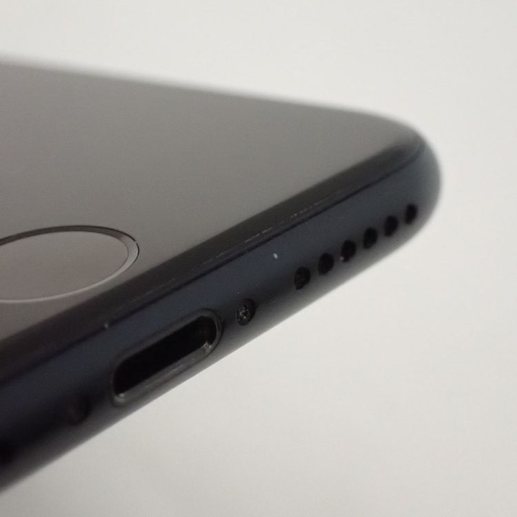 �ڼ��ߤʤߡۡ�Z733��SIM�ե꡼��iPhoneSE(��2����) 128GB�����