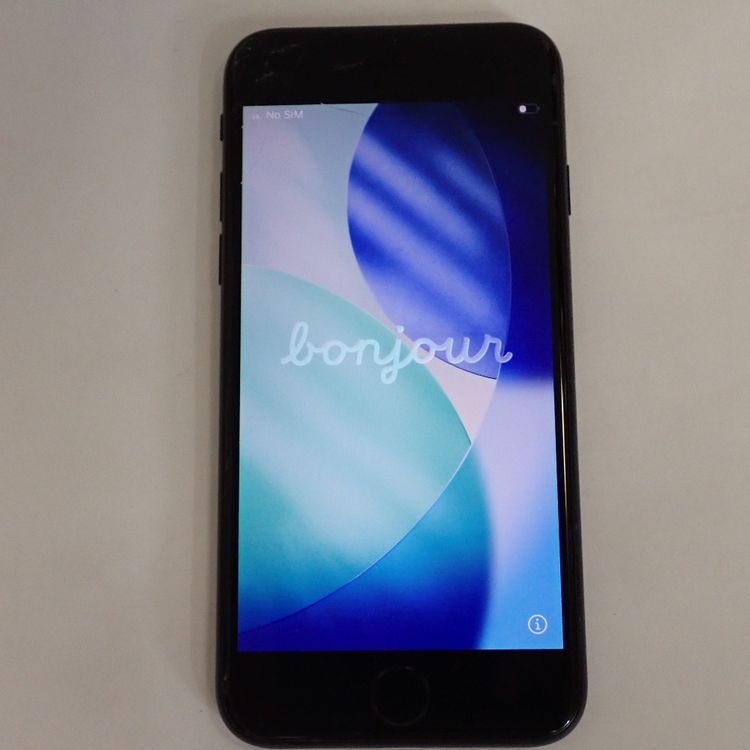 �ڼ��ߤʤߡۡ�Z684���ɥ����iPhoneSE ��2���� 128GB NXD02J/A �������