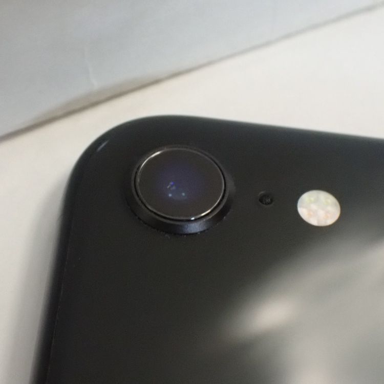 �ڼ��ߤʤߡۡ�Z733��SIM�ե꡼��iPhoneSE(��2����) 128GB�����