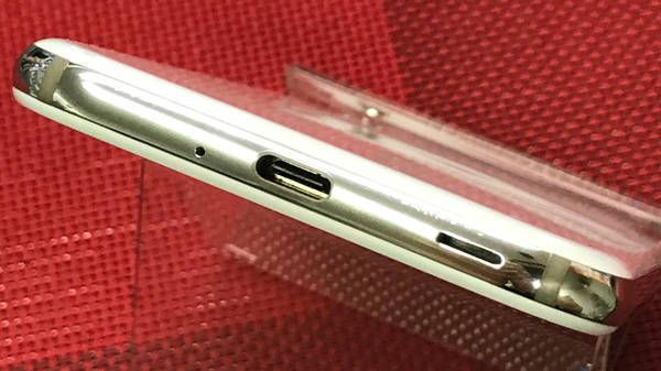 ��������ʡ�au AQUOS R SHV39 �ۥ磻�� ���֥����ݾڡ�