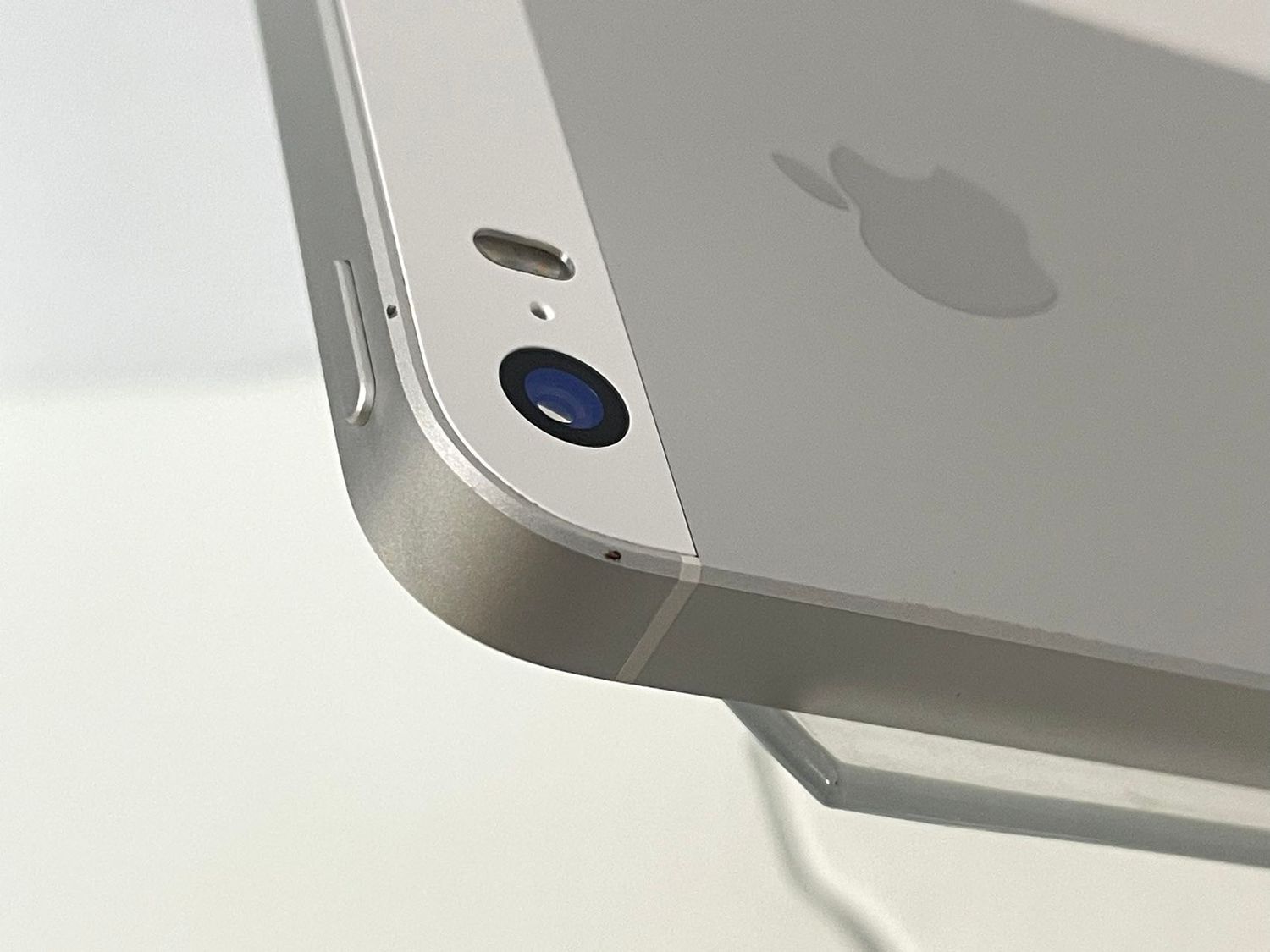 iPhone SE 泣かさ 第一世代 32GB シルバー SIMフリー 