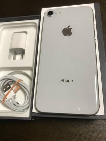 ムスビー｜超美品 国内版 simフリー iPhone8 64GB シルバー色  