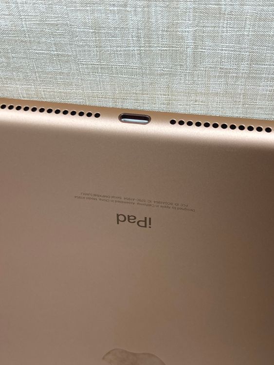 �����ʡ�iPad(��6����) Wi-Fi+Cellular docomo/32GB/�������