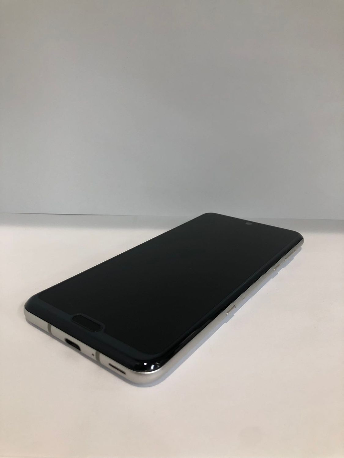 ムスビー｜A6528 docomo SHー04L プラチナホワイト Simロック解除済み 