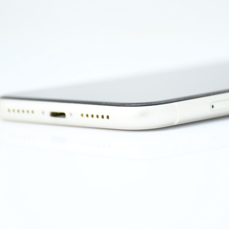 �����ʡ�docomo SIM�ե꡼ iPhone11 64GB �ۥ磻��