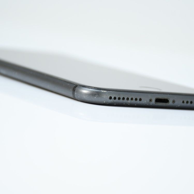 ��ư���ǽ��au SIM�ե꡼ iPhone8 Plus 64GB ���ڡ������쥤