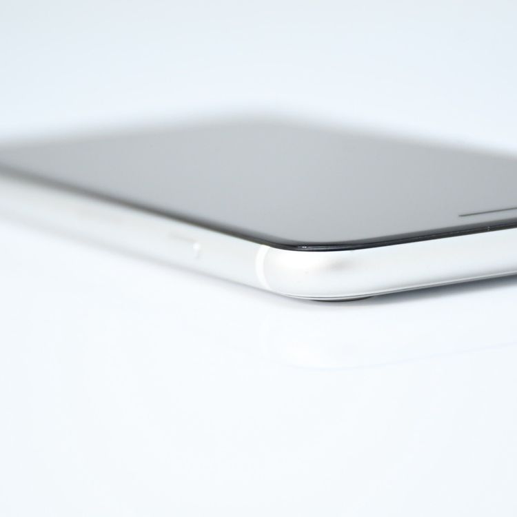 SIM�ե꡼ iPhone SE �裲���� 64GB �ۥ磻��