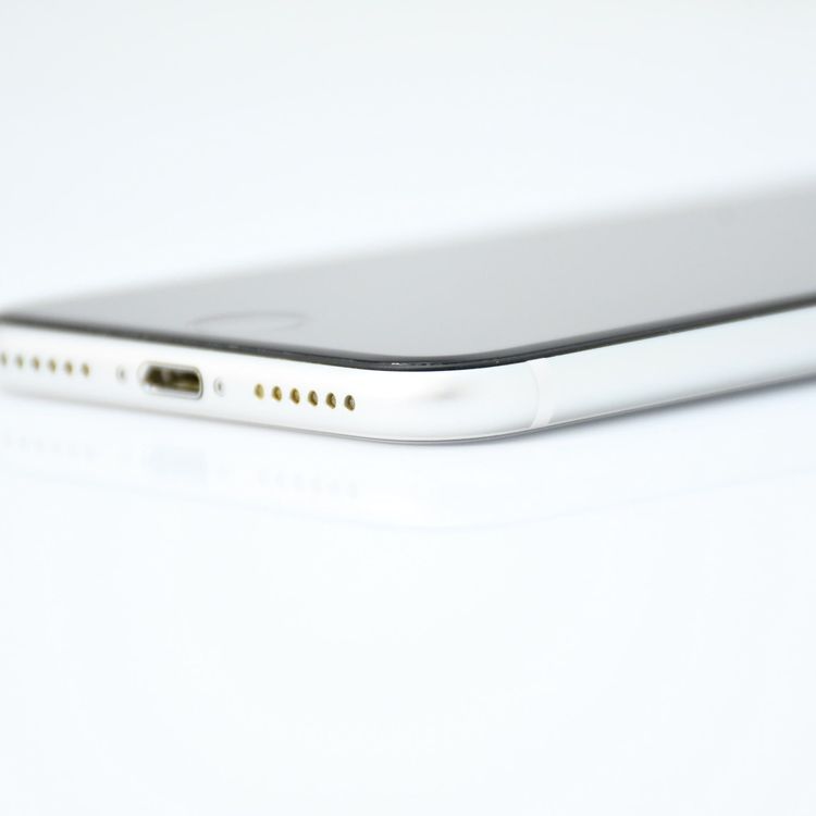 �ڽ����Хåƥ꡼85���SIM�ե꡼ iPhone SE �裲���� 64GB �ۥ磻��