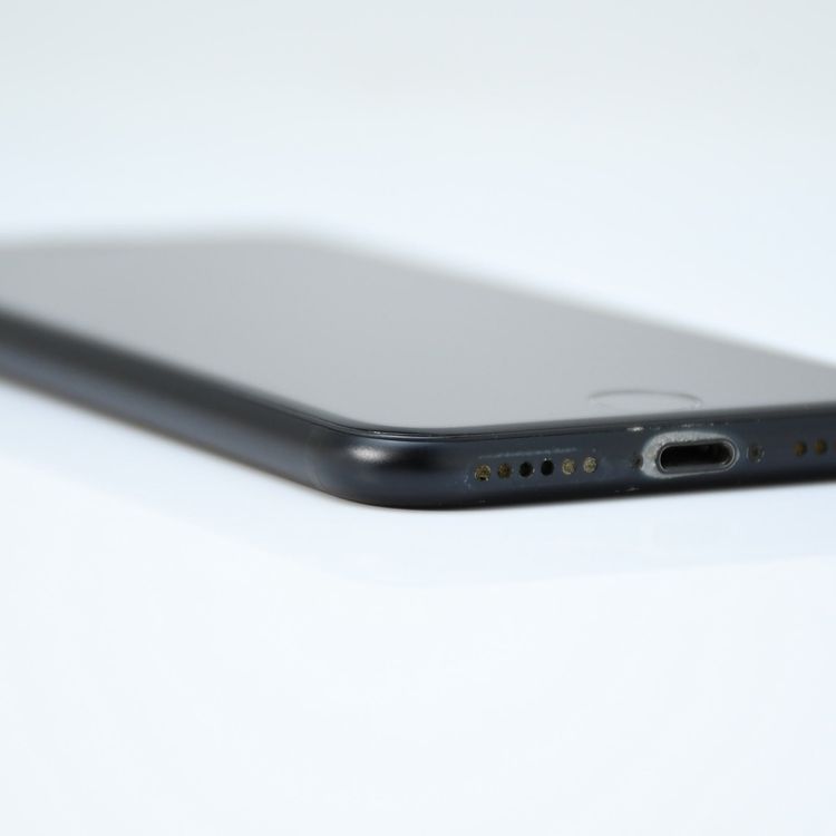 �ڱվ����ʡ������Хåƥ꡼88��� SIM�ե꡼iPhone SE �裲���� 128GB �֥�å�