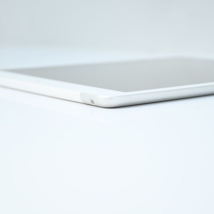 �ڥХåƥ꡼��������84���docomo SIM�ե꡼iPad ��8���� 32GB ����С�