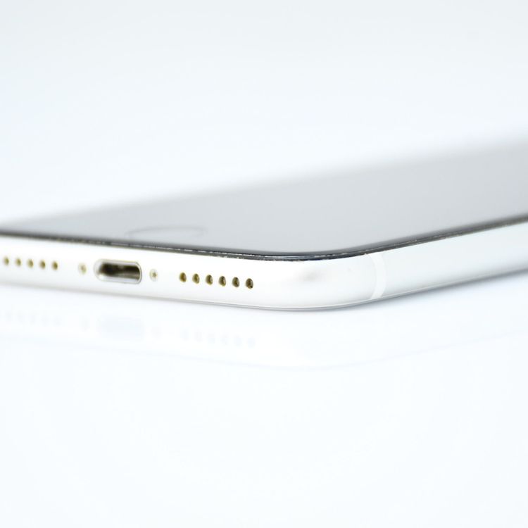 SIM�ե꡼iPhone SE �裲���� 64GB �ۥ磻��