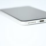 �ڽ����Хåƥ꡼81���SIM�ե꡼ iPhone SE �裲���� 64GB �ۥ磻��