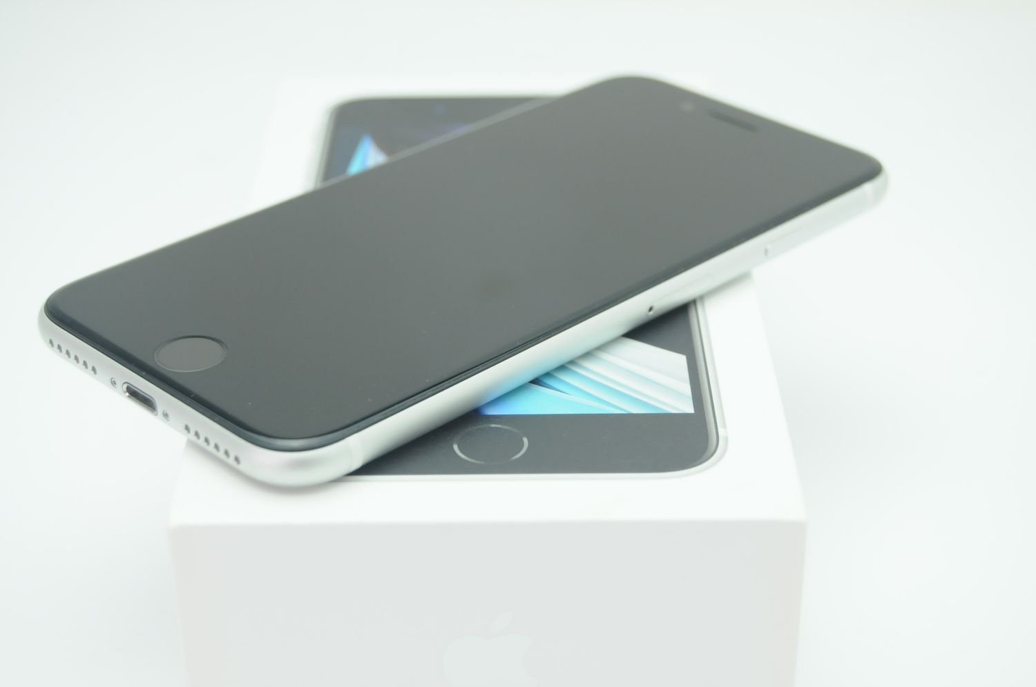 ムスビー｜電池良好93％＊付属品完備＊美品＊simフリーiPhone SE