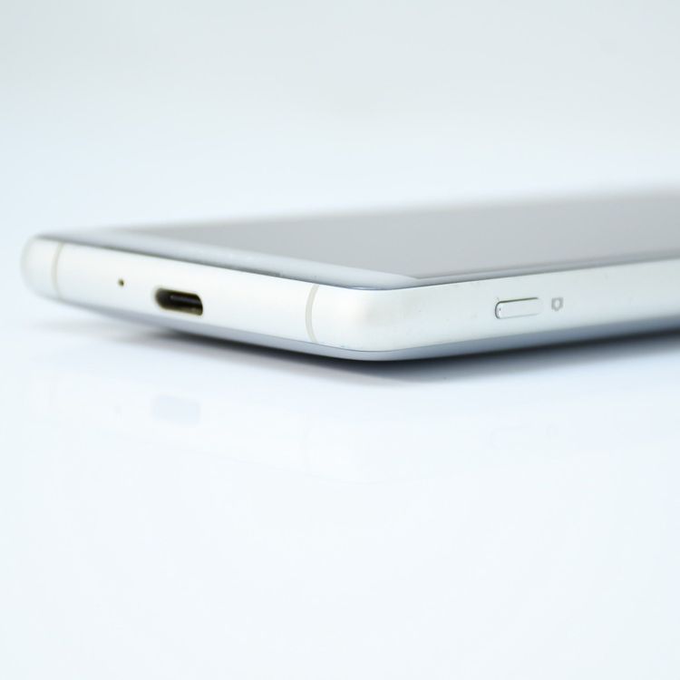 �ڱվ����ʡ������ɹ���SIM�ե꡼ docomo Xperia XZ2 Compact SO-05K