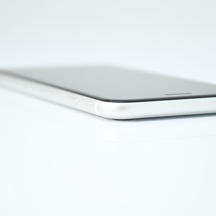 �ڽ����Хåƥ꡼�������� 82���SIM�ե꡼ iPhone SE �裲���� 64GB �ۥ磻��