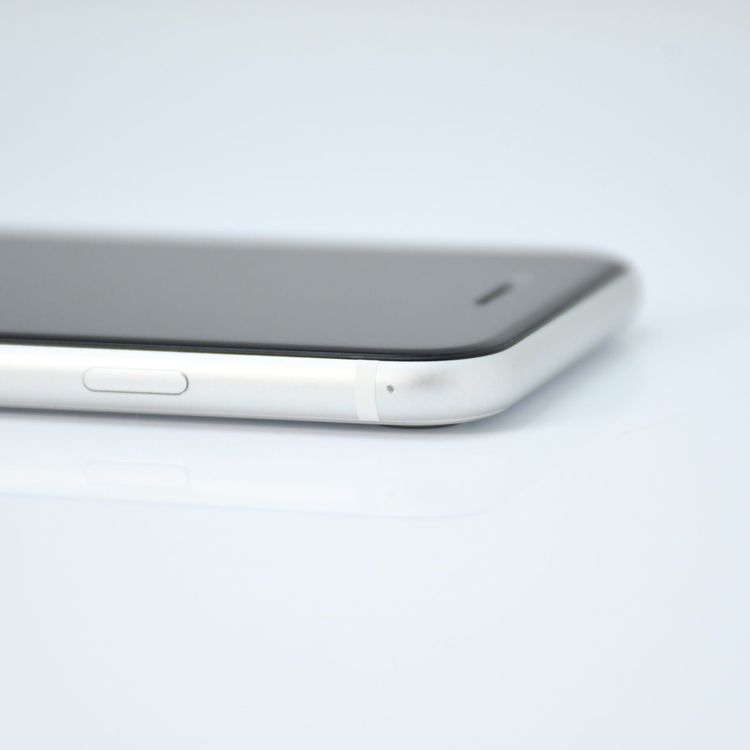 SIM�ե꡼ iPhone SE �裲���� 128GB �ۥ磻��