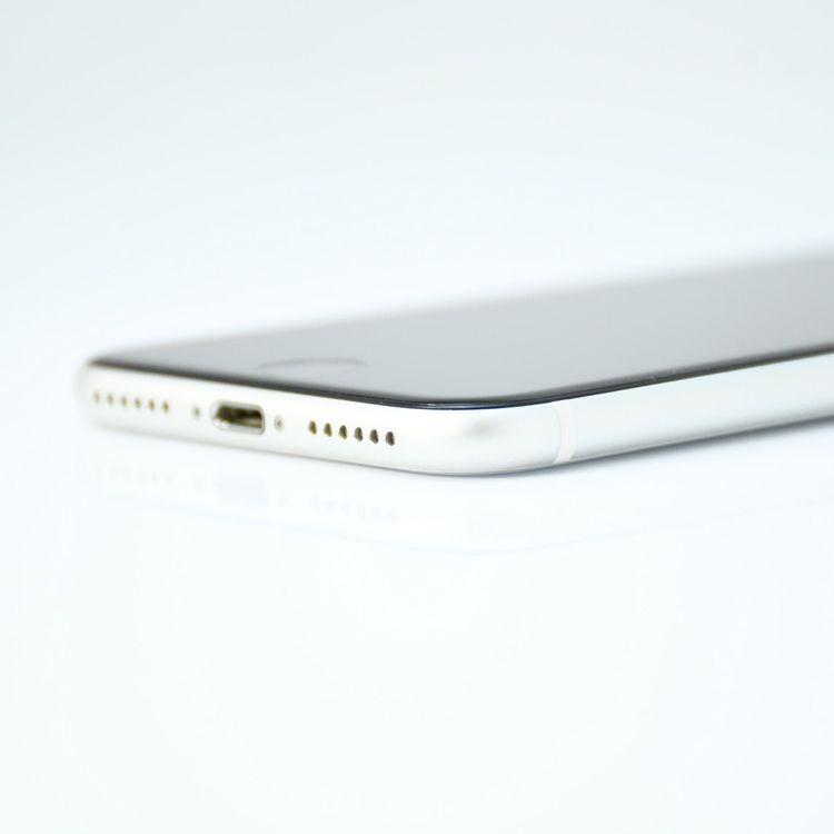 �ڽ����Хåƥ꡼�������� 82���SIM�ե꡼ iPhone SE �裲���� 64GB �ۥ磻��