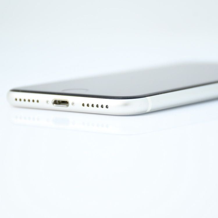 �����ʡ�docomo SIM�ե꡼ iPhone SE �裲���� 64GB �ۥ磻��