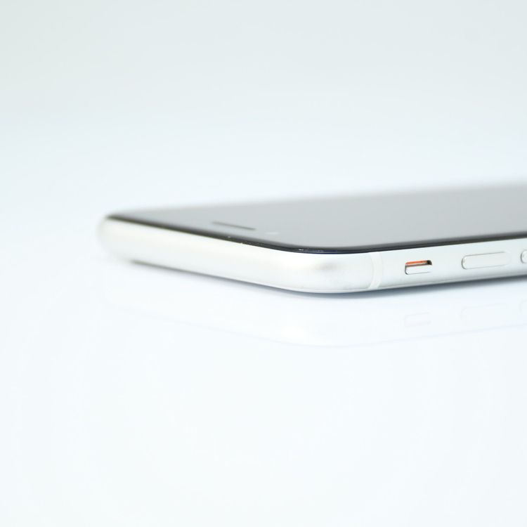 �ڽ����Хåƥ꡼�������� 82���SIM�ե꡼ iPhone SE �裲���� 64GB �ۥ磻��