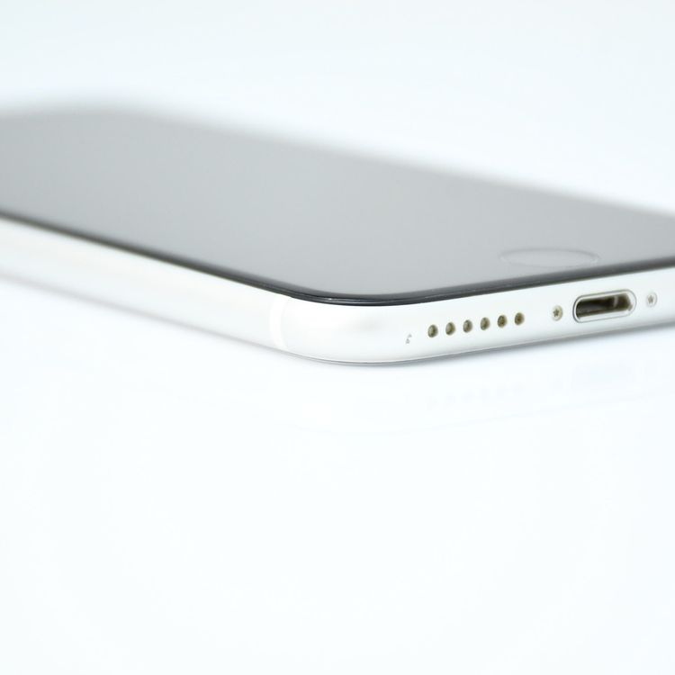 �����ʡ������Хåƥ꡼76���au SIM�ե꡼ iPhone SE �裲���� 64GB �ۥ磻��