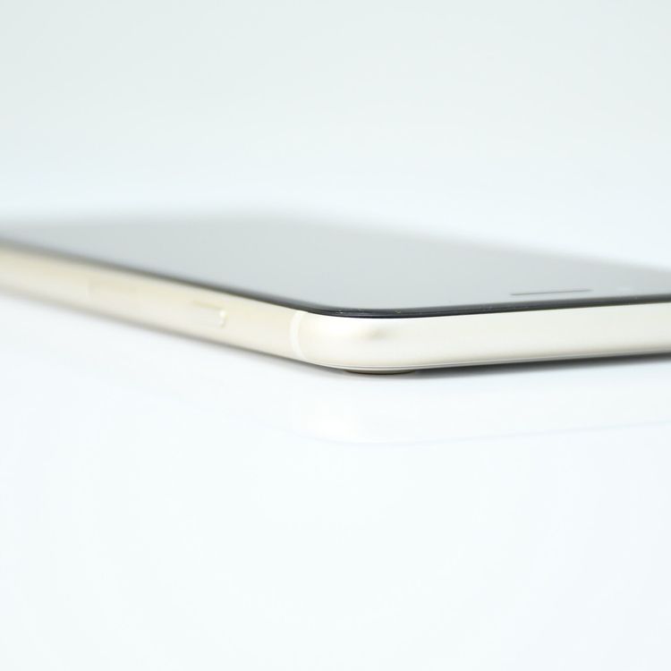 �����ʡ������Хåƥ꡼80%��au SIM�ե꡼ iPhoneSE �裳���� 64GB �������饤��