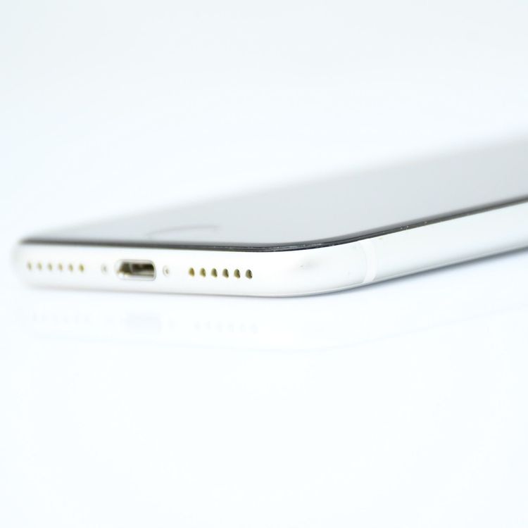 �����ʡ�docomo iPhone SE �裲���� 64GB �ۥ磻��