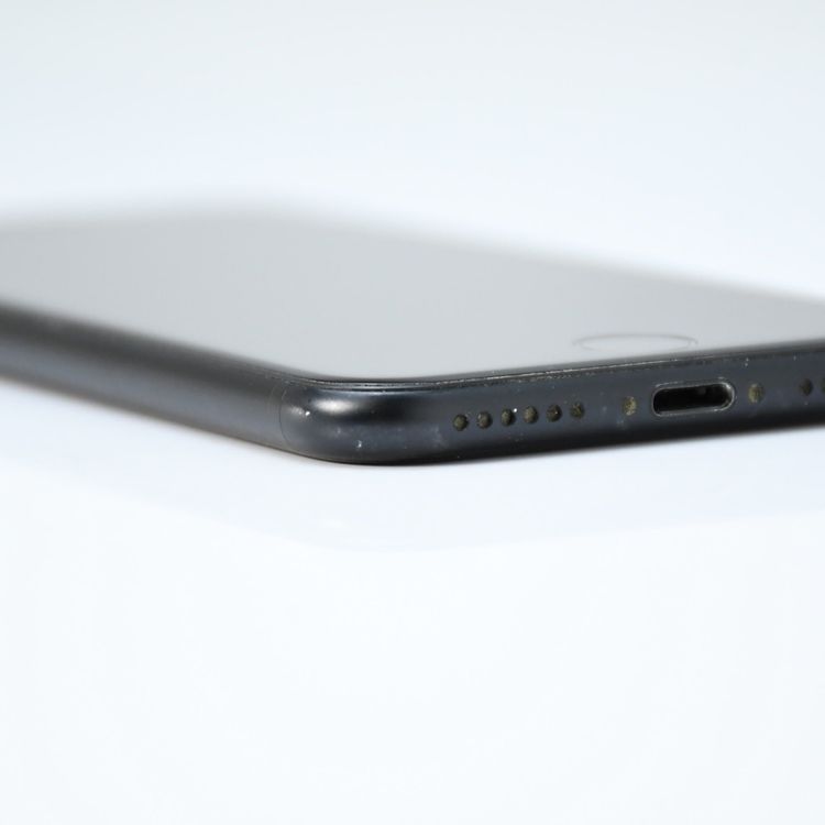 �ڱվ����ʡ�SIM�ե꡼ iPhone SE �裲���� 64GB �֥�å�