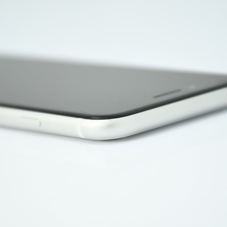 �ڱվ����ʡ������Хåƥ꡼89���SIM�ե꡼ iPhone SE �裲���� 64GB �ۥ磻��