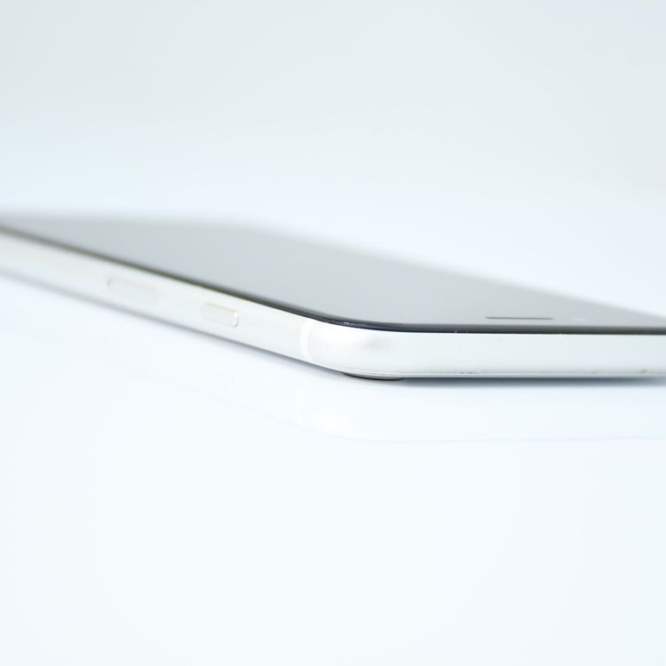 �����ʡ�SIM�ե꡼ iPhone SE �裲���� 64GB �ۥ磻��