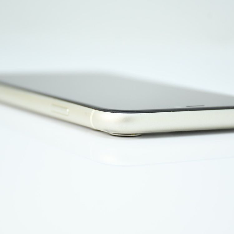 �ڱվ����ʡ������Хåƥ꡼�������� 86���docomo SIM�ե꡼ iPhone11 64GB