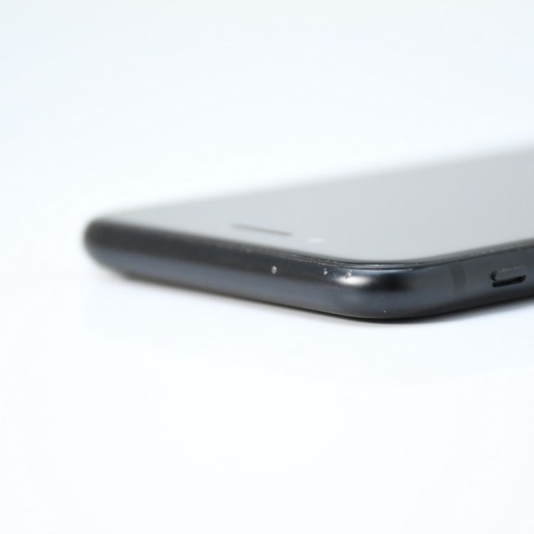 �����ʡ���������83%��au SIM�ե꡼ iPhone SE �裲���� 64GB �֥�å�