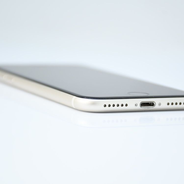 �ڽ����Хåƥ꡼�������� 81���SIM�ե꡼ iPhone SE ��3���� 64GB �������饤��