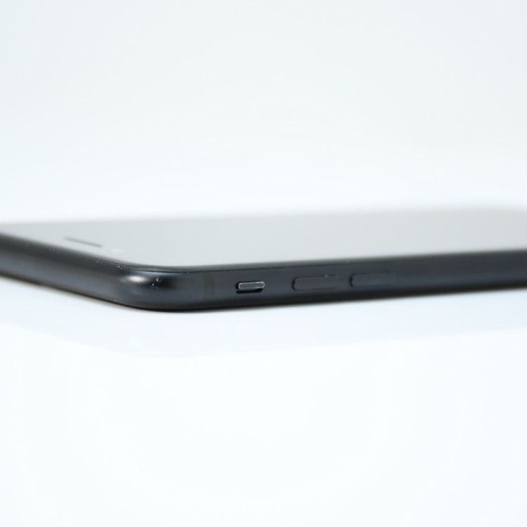 �ڱվ����ʡ�SIM�ե꡼ iPhone SE �裲���� 64GB �֥�å�