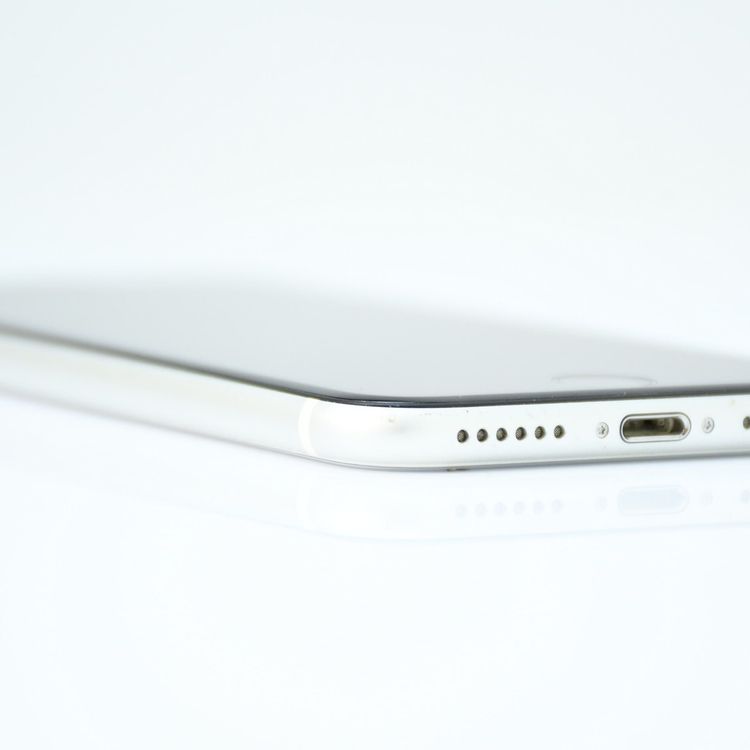 �ڽ����Хåƥ꡼80���au SIM�ե꡼ iPhone SE �裲���� 64GB �ۥ磻��