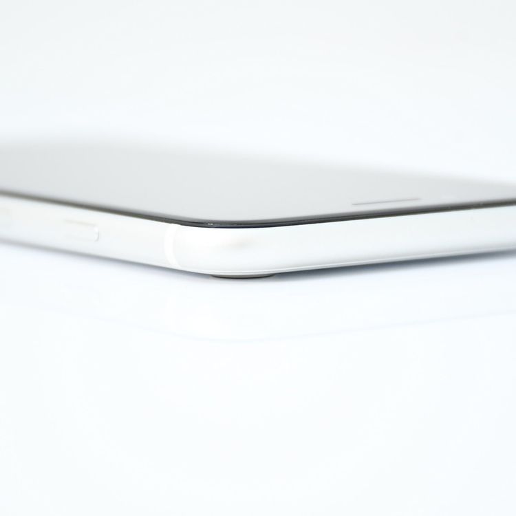 �����ʡ�SIM�ե꡼ iPhone SE �裲���� 128GB �ۥ磻��