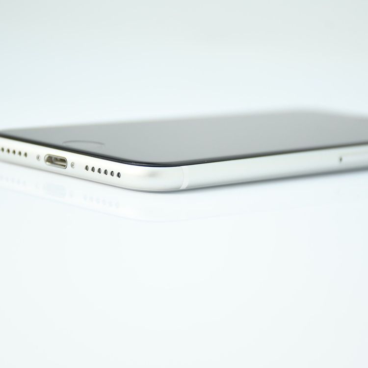 �ڽ����Хåƥ꡼89���SIM�ե꡼ iPhone SE �裲���� 64GB �ۥ磻��